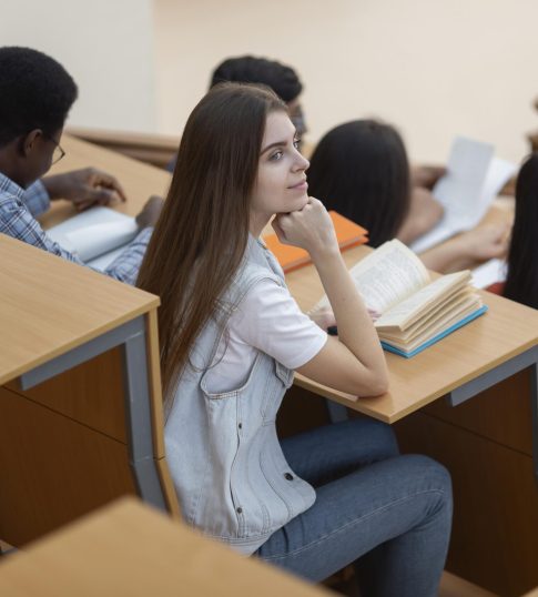 etudiants-universitaires-classe-se-bouchent etudiants-universitaires-classe-se-bouchent